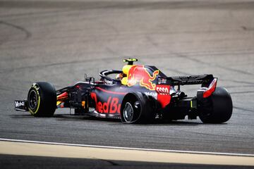 Pinchazo del piloto holands Max Verstappen con su Red Bull Racing. 