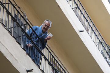Un hombre muestra su décimo desde el balcón, con uno de los quintos premios del Sorteo Extraordinario de Lotería de Navidad 2023.