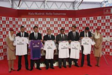 El Real Madrid C. F. y Emirates presentaron el nuevo acuerdo de patrocinio entre ambas entidades y la camiseta de la temporada 2013/14, que llevará el nombre de la compañía aérea.Al acto también acudieron los jugadores de la plantilla blanca, que posaron con las nuevas equipaciones.