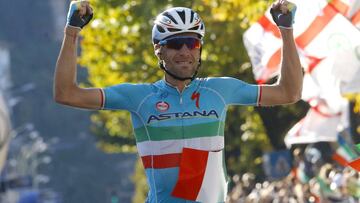 Vincenzo Nibali celebra su victoria en el Giro de Lombardia de 2015 con el maillot del Astana con los colores de la bandera de Italia.