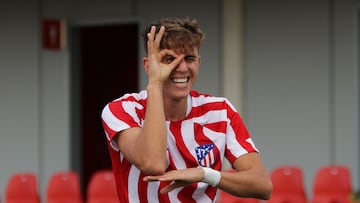 Adrián Niño celebra un gol con el Atlético.