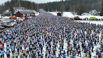 Miles de competidores participan en la 100? edici¨®n de la Vasaloppet, la carrera de esqu¨ª de fondo m¨¢s grande del mundo. Se trata de una prueba que tiene lugar el primer domingo de marzo entre Salen y Mora (Suecia), con un recorrido de 90 km, y que cada a?o re¨²ne a unos 15.000 esquiadores, tanto profesionales como aficionados.