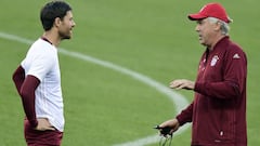 Carlo Ancelotti charla con Xabi Alonso.