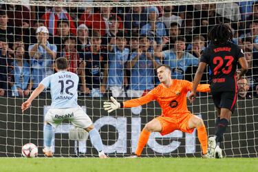 2-1. Fallo estrepitoso de Jules Koundé que se duerme con el balón en su área, Alfonso González presiona, recupera y recorta distancias en el minuto 83.