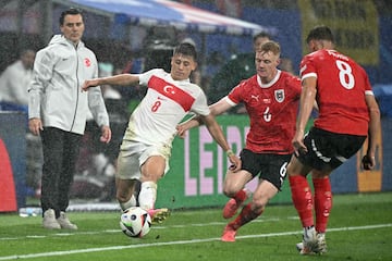 Güler trata de controlar el balón ante los jugadores de Austria. 