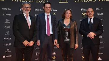 Joseph Oughourlian, Presidente de PRISA, junto a la alcaldesa de Barcelona, Ada Colau y Carlos Núñez, presidente ejecutivo de PRISA Media; Jaume Serra, delegado de PRISA Media en Cataluña.