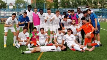 Los jugadores del CD Paracuellos Antamira celebran sobre el terreno de juego del estadio Andr&eacute;s Torrej&oacute;n su victoria sobre el M&oacute;stoles CF (0-1), en partido correspondiente a la Jornada 6 en el Grupo 7-E de Tercera Divisi&oacute;n.