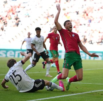 Ruben Dias y Thomas Mueller 