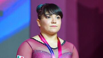 La gimnasta mexicana Alexa Moreno celebra en el podio la medalla de bronce conseguida en la prueba de salto del Mundial de Gimnasia Artística que se disputa en Doha, Catar, el 2 de noviembre de 2018.