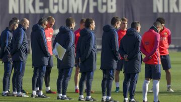 El Barcelona guard&oacute; un minuto de silencio antes de empezar el entrenamiento en la Ciudad Deportiva Joan Gamper por los fallecidos en el accidente de avi&oacute;n del Chapecoense.