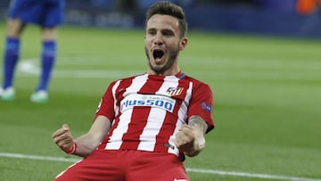 Sa&uacute;l celebra su gol. 