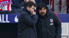 Simeone dialoga con el Mono Burgos. 