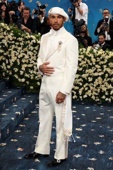Lewis Hamilton posa en la alfombra roja de la MET Gala 2025.