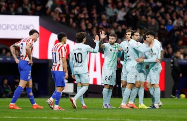 El brasileño recortó hacia dentro y buscó el primer palo cuando lo natural era buscar el segundo. Esto engañó a Oblak, que la tocó, pero no pudo sacarla. El Betis se adelantó en el partido.