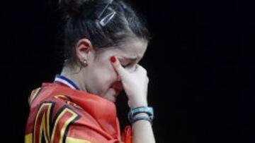 Carolina Marín en el podio visiblemente emocionada instantes antes de recibir la medalla de oro en el Campeonato Mundial de Copenhague (Dinamarca).