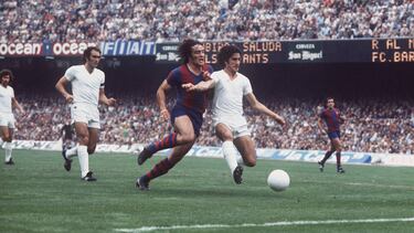 Gregorio Benito se adelanta a Heredia en un lance de una jugada de un Clásico disputado en el Camp Nou.