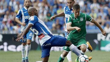 GRA196. BARCELONA, 27/08/2017.- El defensa brasileño del RCD Espanyol de Barcelona Naldo (i) lucha el balón con el argentino Alexander Szymanowski (d), del Leganés, durante el partido correspondiente a la segunda jornada de LaLiga Santander disputado hoy en el RCDE Stadium. EFE/Andreu Dalmau