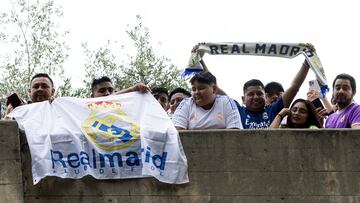 Pasadena (United States), 24/07/2023.- Real Madrid FC supporters gather to catch a glimpse of the players arriving for the friendly match between Real Madrid and AC Milan at Rose Bowl Stadium in Pasadena, California, USA, 23 July 2023. (Futbol, Amistoso) EFE/EPA/ETIENNE LAURENT