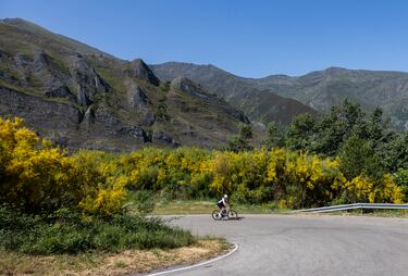 Son varias las curvas de herradura, que Escartín cataloga como “paellas”, durante la ascensión. Una de ellas, concretamente a un giro a izquierdas dejando al lado derecho la localidad de Peñalba de Santiago, marca uno de los puntos más exigentes de la subida.