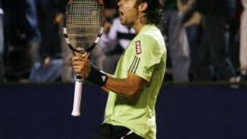 <b>CAMPEÓN SIN FINAL.</b> El tenista chileno se ha proclamado ganador del torneo tras la retirada por lesión de Mónaco.