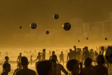 Cientos de personas juegan al fútbol durante la puesta de sol en la playa de Ipanema en Rio de Janeiro, Brasil.