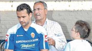 <b>DOLORIDO. </b>Juanfran y el doctor Villanueva, de camino a la clínica.