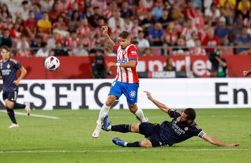 El jugador del Real Madrid, Nacho, entró fuerte con los tacos por delante y cometió falta sobre Portu. 