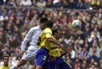 El gran protagonista del partido Fernando Morientes en uno de los cinco goles que le marcó a Las Palmas. Hacía 10 años que el Real Madrid no marcaba 7 goles en Liga.