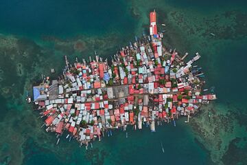 Los edificios cubren la isla Gardi Sugdub, parte del archipiélago de San Blas frente a la costa caribeña de Panamá, el 25 de mayo. Debido al aumento del nivel del mar, unas 300 familias indígenas guna se están mudando a nuevas viviendas, construidas por el gobierno, en tierra firme.  