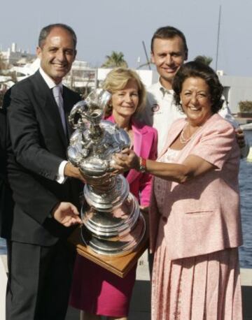 Rita Barberá posa junto al Presidente de la Comunidad Valenciana, Francisco Camps, la Ministra Elena Salgado, el jefe de Swiss Alinghi Ernesto Bertarelli con el trofeo de la Copa América de Vela en 2007.