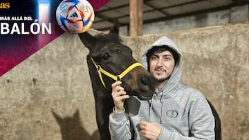 El internacional iraní Sardar Azmoun, con uno de sus 52 caballos.