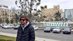 Fernando Alonso durante su visita a Bak&uacute;.