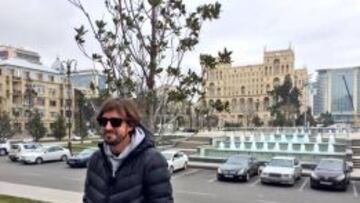 Fernando Alonso durante su visita a Bak&uacute;.