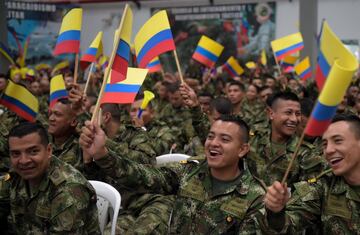 Miembros del ejército colombiano celebran el gol de Yerry Mina que les da la victoria.