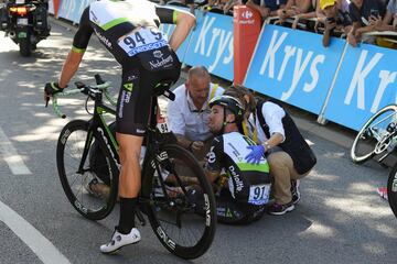 Mark Cavendish habla con su compañero de equipo Bernhard Eisel, mientras recibe asistencia médica tras la caída en el esprint final.