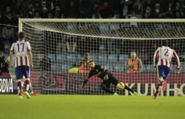 1-0. Nolito adelantó a los celestes desde los once metros.