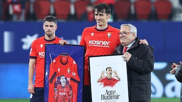 Budimir posa junto a Luis Sabalza y su compañero Iker Muñoz, con los cuadros conmemorativos que recibió.