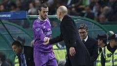 Gareth Bale da la mano a Zidane-