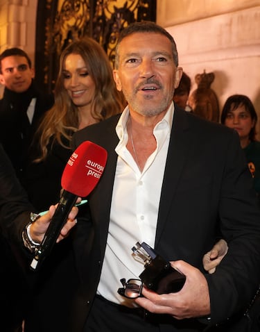 Antonio Banderas y Nicole Kimpel después de la gala de entrega de los Premios Hombres del Año Esquire en el Casino de Madrid.
