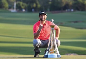 Uno de los primeros deportes en reanudar su actividad fue el golf. Y ahí llegaron magníficas noticias. Con su victoria en el Memorial Tournament, Rahmbo alcanzó el número uno del ránking mundial, siendo el segundo español tras Seve en conseguir dicha proeza. El de Barrika, sin embargo, no pudo conseguir su primer major, objetivo que aguarda en 2021. La Ryder Cup fue aplazada a 2021, el Open Británico se suspendió, pero hubo tres grandes. El PGA Championship lo ganó Collin Morikawa, el US Open fue para Bryson DeChambeau, y Dustin Johnson se enfundó la Chaqueta Verde del Masters de Augusta. 