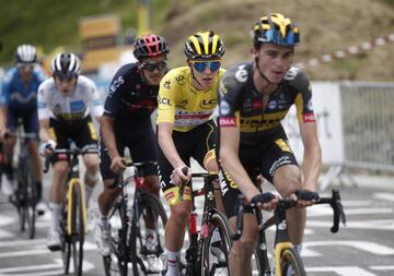 Sepp Kuss, Tadej Pogacar, Richard Carapaz, Jonas Vingegaard y Enric Mas al final de la etapa. 