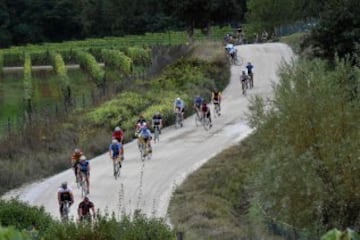 La carrera se creó en 1997 para salvaguardar la Strade Bianche de la Toscana. Empieza y termina en Gaiole, pueblo de la provincia de Siena.