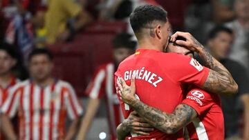 Giménez se abraza con Correa ante el Cádiz.