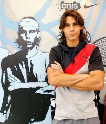 Rafa Nadal posa con una imagen suya en el Barcelona Open de 2005.