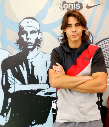Rafa Nadal posa con una imagen suya en el Barcelona Open de 2005. 
 