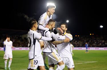 Güler celebra con sus compañeros el 0-1 del partido, que marcó Joselu de penalti.