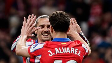 MADRID, 24/04/2025.- El delantero argentino del Atlético Julián Álvarez (de espaldas) celebra con Griezmann su gol durante el partido de la jornada 33 de LaLiga EA Sports que Atlético de Madrid y Rayo Vallecano disputan este jueves en el estadio Metropolitano. EFE/Sergio Pérez