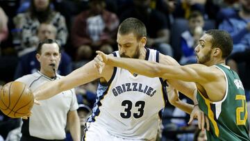 MEM06. MEMPHIS (EE.UU.), 08/01/2017.- El central de Memphis Marc Gasol (i), de Espa&ntilde;a, disputa el bal&oacute;n con el central de Utah Jazz Rudy Gobert (d) hoy, domingo 8 de enero de 2017, durante un partido de baloncesto de la NBA entre el Utah Jazz y Memphis Grizzlies en el FedExForum de Memphis, Tennessee, (EE.UU.). EFE/Mike Brown