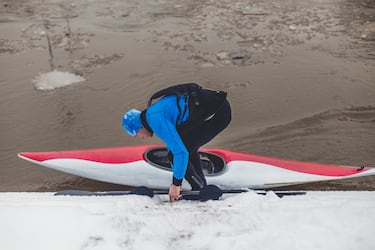En lugar de agua, se utilizan los kayaks para descender laderas nevadas. El remo se usa como timón para maniobrar en las curvas.