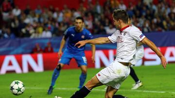 Football - Soccer - Sevilla v Dinamo Zagreb - UEFA Champions League Group Stage - Group H - Ramon Sanchez Pizjuan Stadium, Seville, Spain - 2/11/2016. Sevilla's Luciano Vietto scores against Dinamo Zagreb. REUTERS/ Marcelo del Pozo